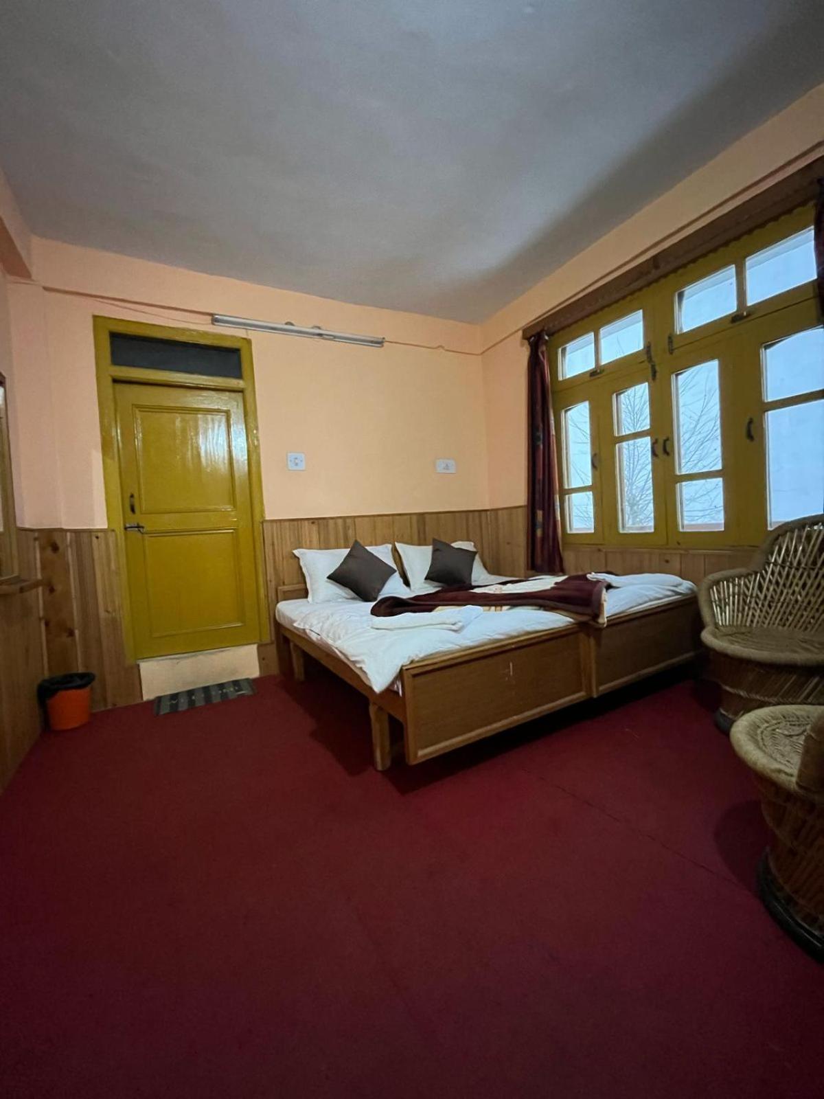 Sojhaholidayinn Shoja Екстериор снимка