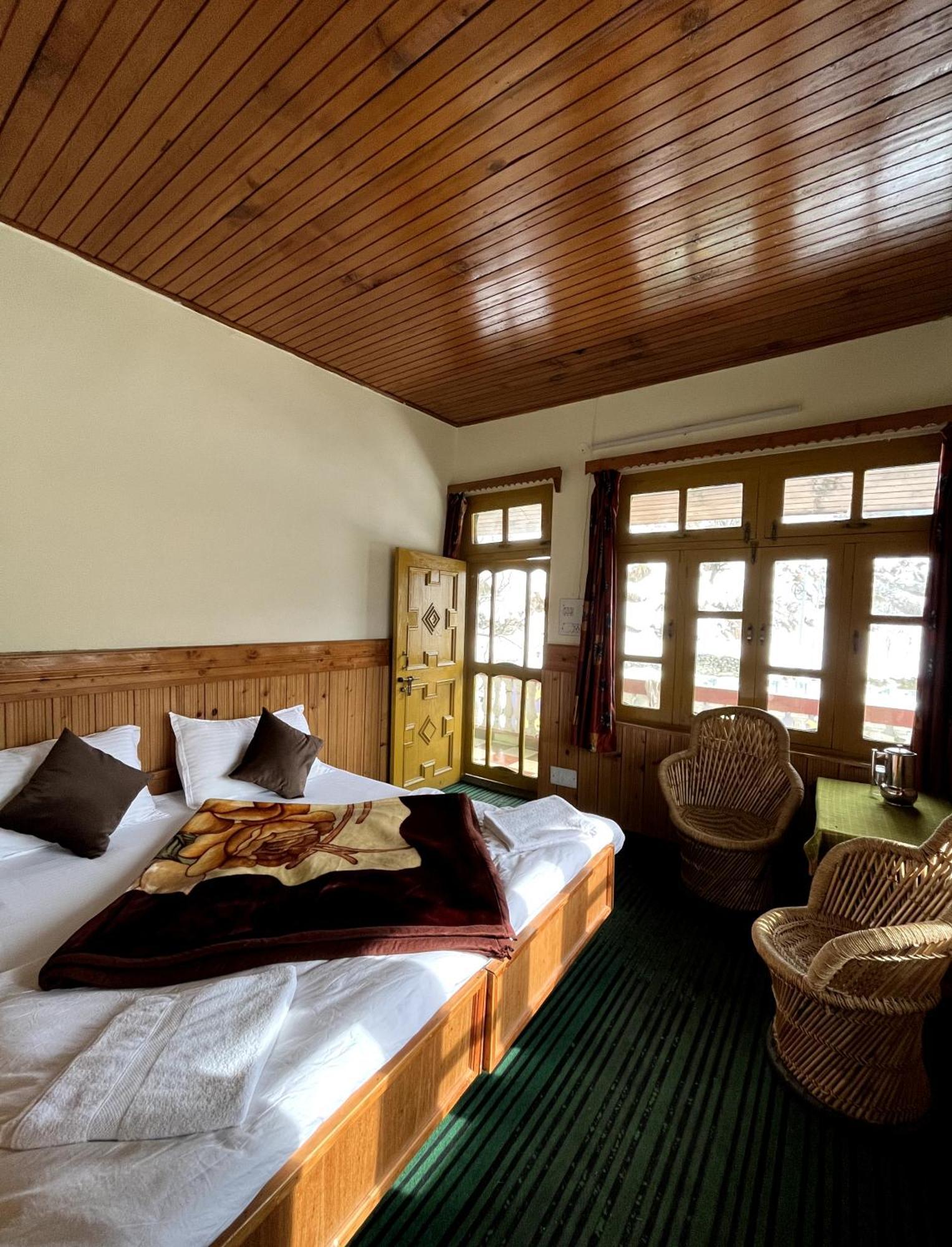 Sojhaholidayinn Shoja Екстериор снимка